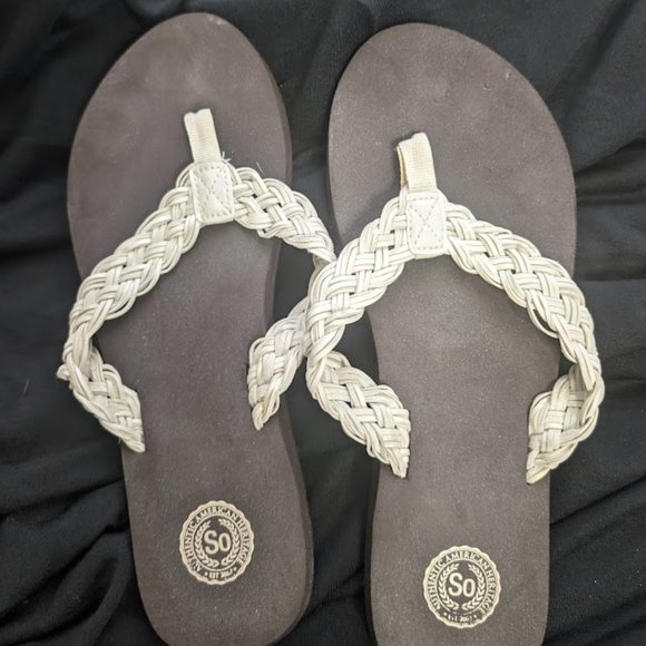 S.O. Brand Flip Flops - Picture 1 of 5